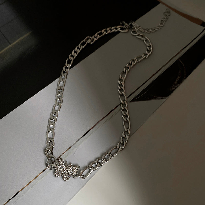 Collier Ras-du-cou Papillon Tendance au Design Minimaliste